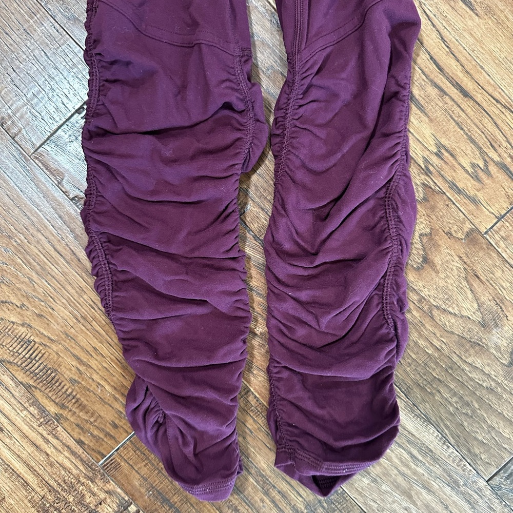 Lululemon Ruched Tights In Grape Color - Size 6 - image 3